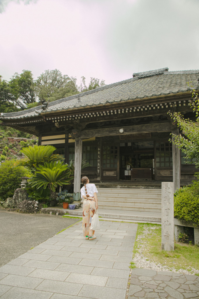 了仙寺を観光する女性